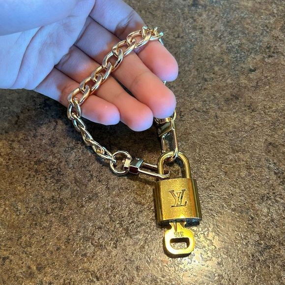Louis Vuitton #316 Lock and Key Gold Brass with new unbranded chain - Picture 6 of 7